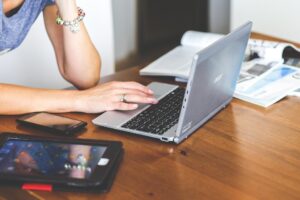 mulher em dupla jornada de trabalho